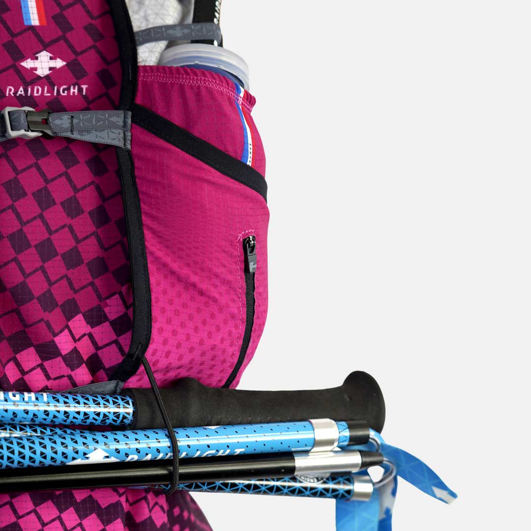 Bolsa de desporto rosa com padrão geométrico e bastões azuis