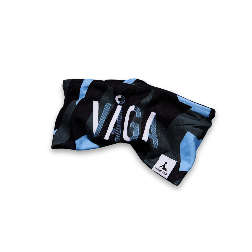 Faixa de tecido azul e preta com texto VAGA e etiqueta TEAM VAGA