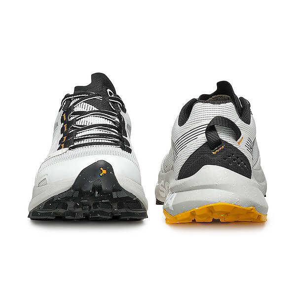 Tênis desportivos brancos com detalhes pretos e amarelos vistos de frente e traseira