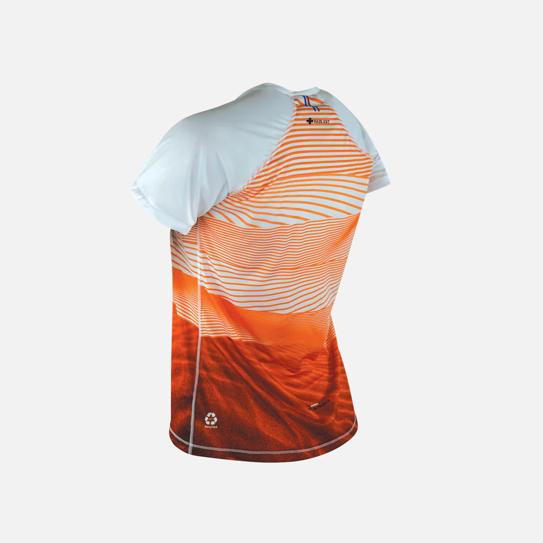 Camisola desportiva branca e laranja com riscas curvas e texto RADICANT no verso