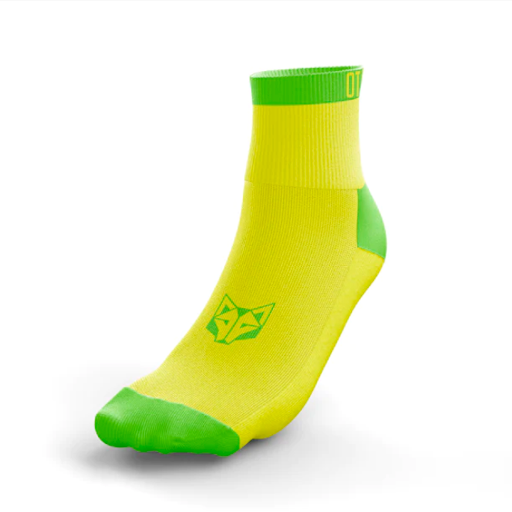 Meia desportiva amarela com detalhes verdes e logótipo de raposa.