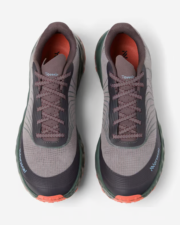 Sapatilhas desportivas Tomir cinza com sola verde e laranja vistas de cima