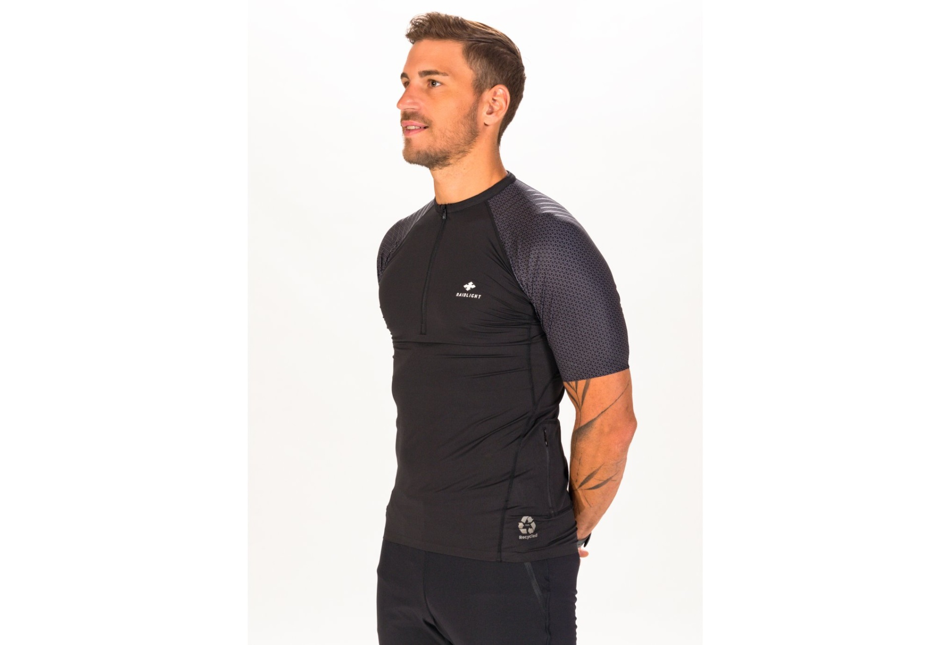 Homem a usar camisola desportiva preta com mangas cinzentas e fecho frontal