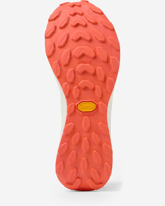 Sola de sapato laranja com padrão antiderrapante e textos Vibram e MEGAGRIP