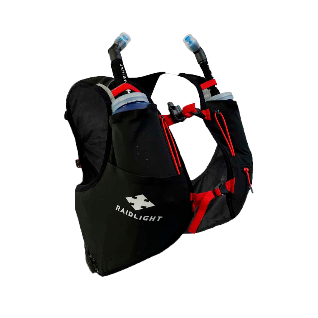Colete de hidratação preto com detalhes vermelhos e duas garrafas transparentes com bicos azuis