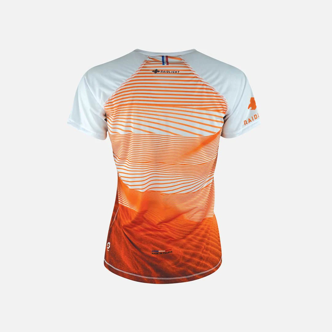 T-shirt branca e laranja com padrão de linhas e texto RAIDLIGHT