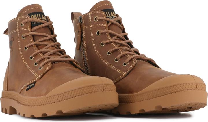 Botas castanhas de couro com sola de borracha e etiquetas PALLADIUM