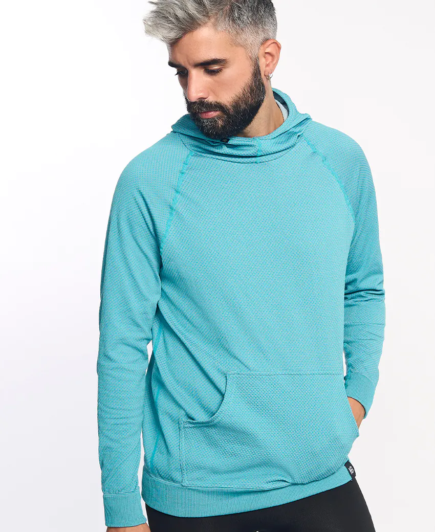 Sweat azul claro com capuz e bolso canguru em modelo masculino