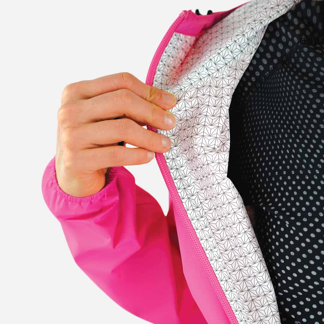 Casaco rosa com forro interior estampado a ser segurado por uma mão