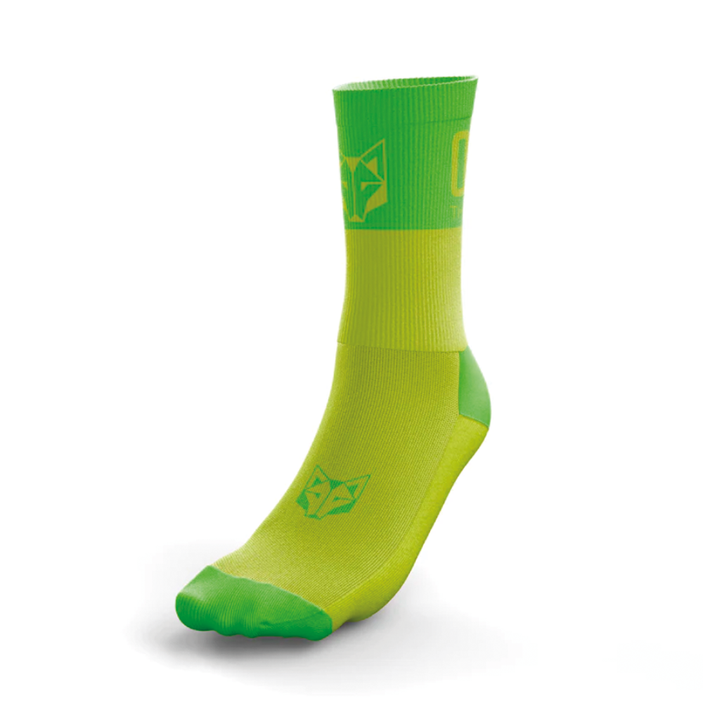 Meia verde com logótipo de raposa e texto CYCLING