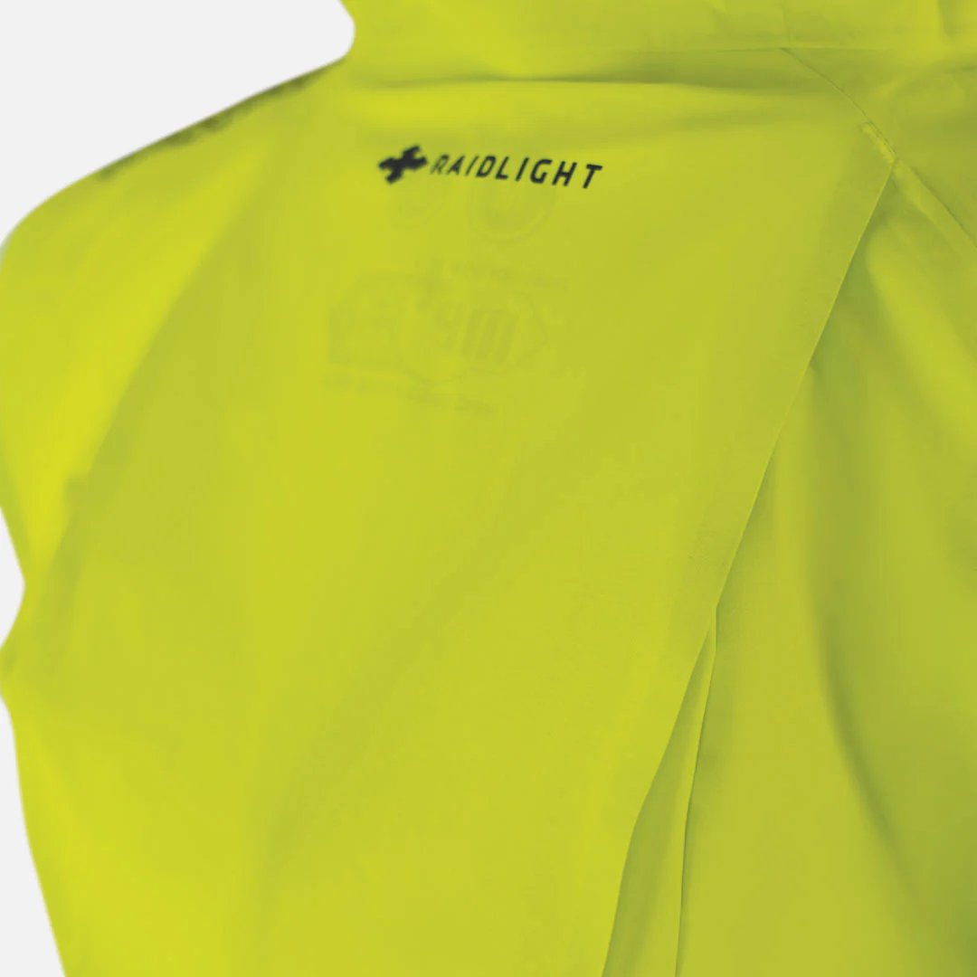 Peça de roupa amarela com texto RAIDLIGHT e logotipo preto