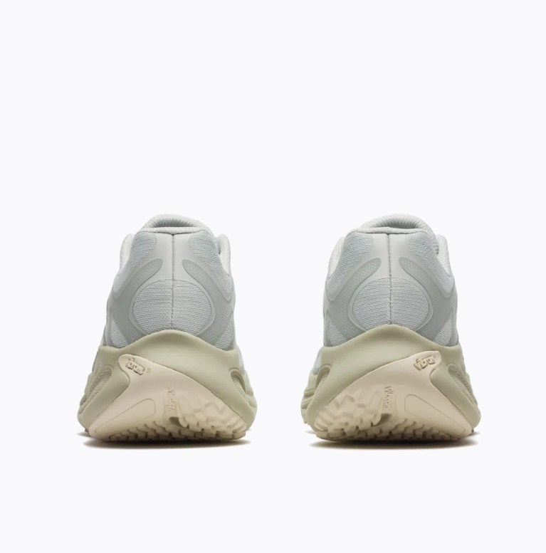 Sapatilhas desportivas cinzento claro com sola bege vistas de trás