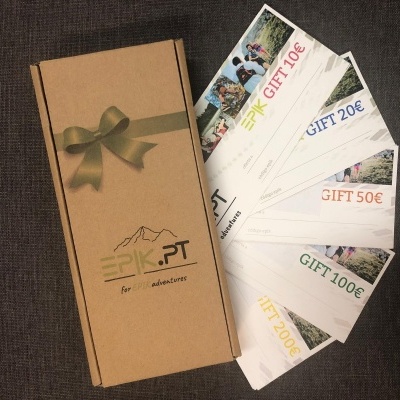 Caixa castanha com logotipo e vales-presente de vários valores