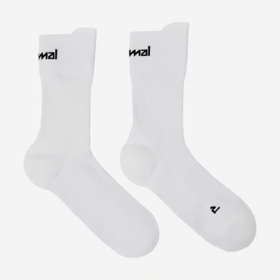 Par de meias brancas com texto preto