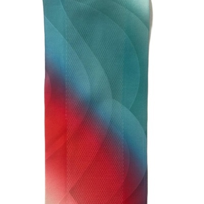 Lenço colorido em degradê de azul, vermelho e branco com padrão geométrico