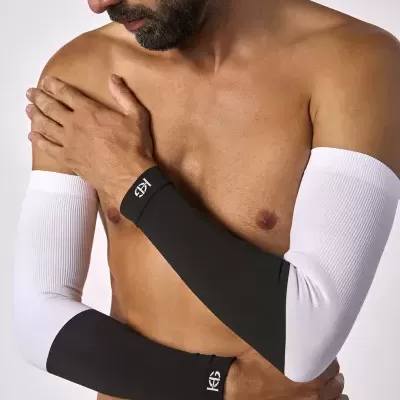 Homem usando mangas de compressão preta e branca com logotipo HS