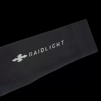 Manga de braço preta com logótipo RAIDLIGHT branco