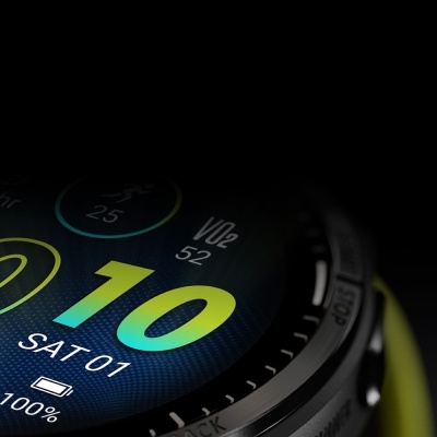 Relógio inteligente com visor digital colorido e estrutura metálica preta
