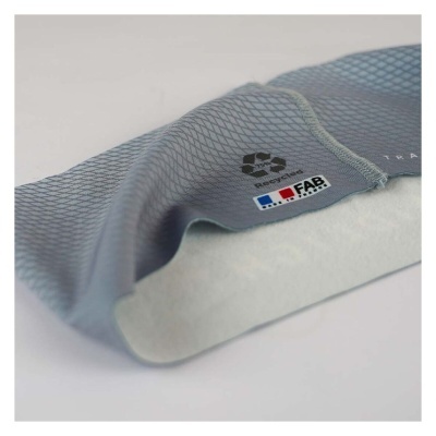 Tecido técnico cinzento com padrão e etiquetas de reciclagem e fabricação em França