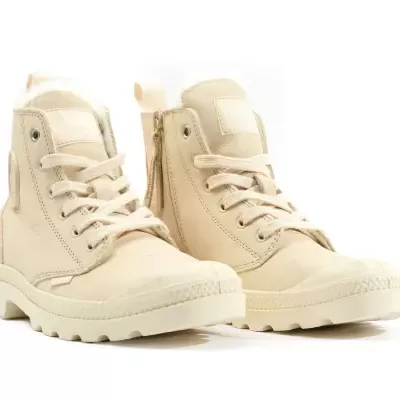 Botas bege em couro com lã interior e sola grossa