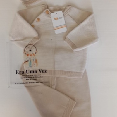 Camisola, calça e gorro de bebé