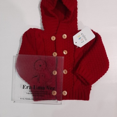 Casaco vermelho de malha com capuz e botões em madeira clara