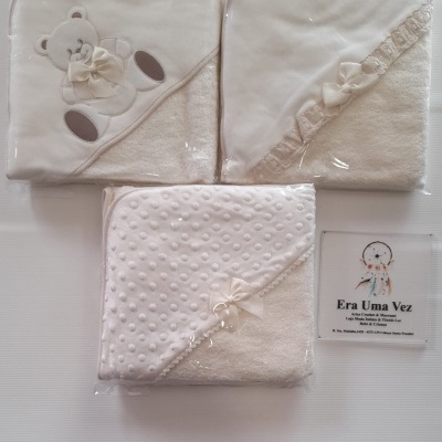 Três mantas de bebé em branco e bege com laços e ursinho bordado
