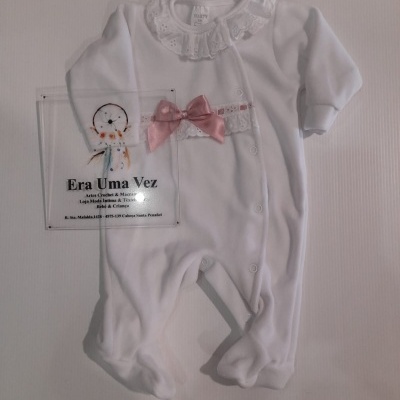 Macacão branco de bebé com gola e laço cor-de-rosa