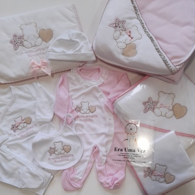 Conjunto de roupa de bebé com bordados de ursinho e coração, em branco e rosa