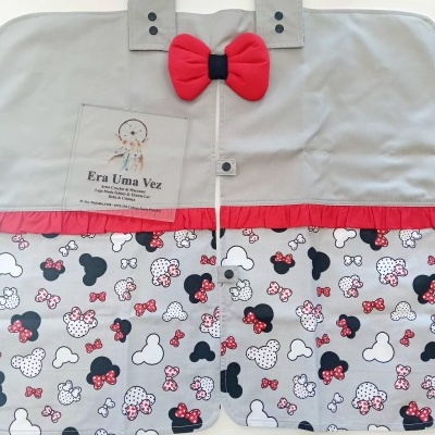 Capa ou avental cinzento com padrão de cabeças de rato com laços vermelhos e laço acolchoado