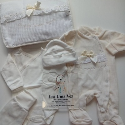Conjunto de roupa de bebé creme e branco com laço, renda e texto bordado
