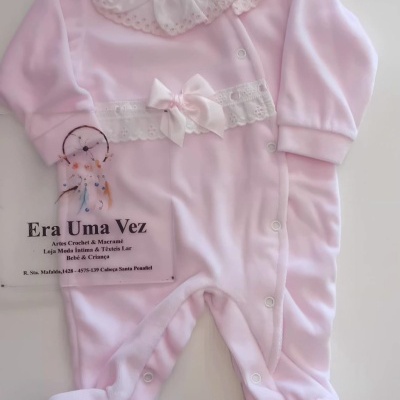 Macacão rosa claro para bebé com gola branca bordada e laço rosa na cintura
