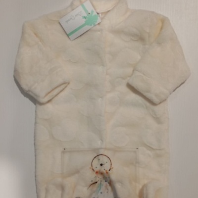 Macacão de bebé creme em tecido peluche com padrão de nuvens e botões frontais