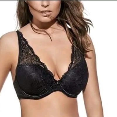 Soutien preto de renda com alças largas apresentado por mulher