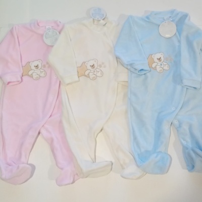 Três macacões de bebé rosa, branco e azul com estampa de ursinho e botões frontais