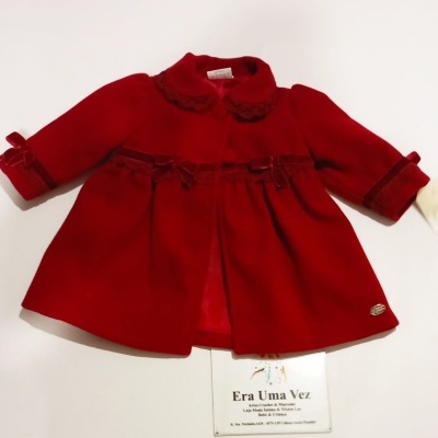 Casaco vermelho de criança com gola redonda e decorado com renda e laços