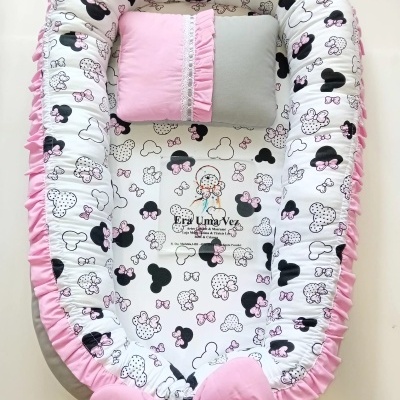 Ninho de bebé colorido com padrão de cabeça de rato e almofada