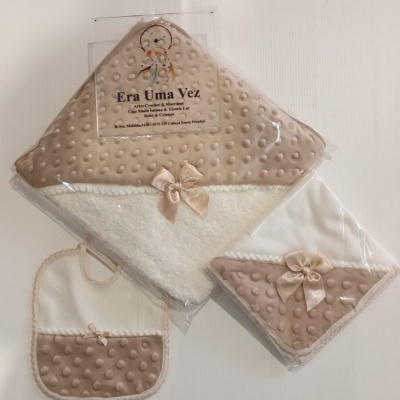 Toalha banho, fralda e babete para bebé