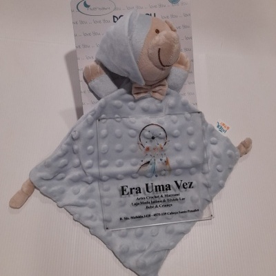 Doudou azul claro com cabeça de ursinho em plush e embalagem