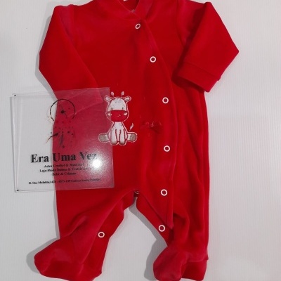 Pijama vermelho de bebé com bordado de girafa e fechos de pressionar brancos