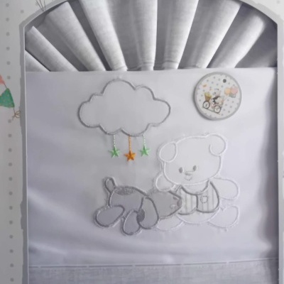 Cobertor branco para bebé com bordado de urso e cão e decoração de estrelas