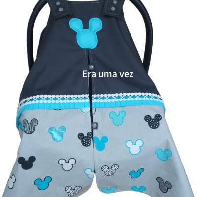 Capa de cadeira de bebé com padrão de cabeças de rato em azul e cinzento