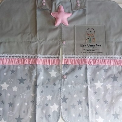 Porta fraldas cinza com estampa de estrelas, folhos rosa e estrela rosa aplicada.