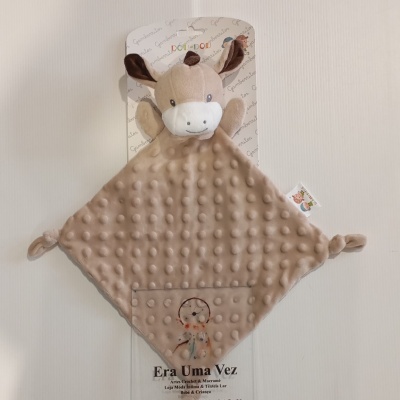 Doudou bege com cabeça de animal castanho e textura bolinhas