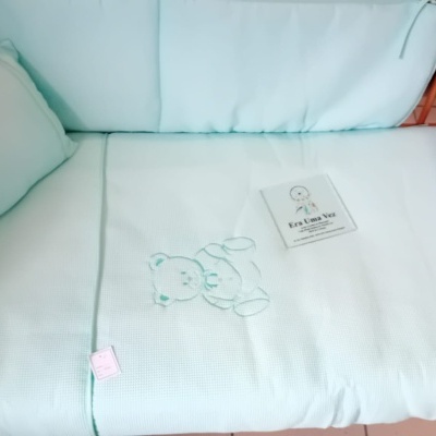 Edredão bordado urso, resguardo lateral e almofada