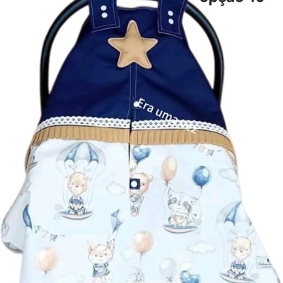 Capa azul para cadeirinha de bebé com estrela castanha e tecido estampado com balões e animais