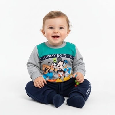 Bebé sentado com roupa estampada Disney e calças azuis escuras