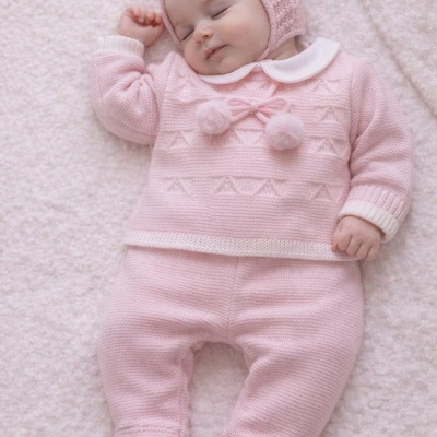 Bebé a dormir com conjunto de malha rosa claro e gorro