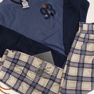 Conjunto de pijama azul com camisola e calças xadrez azul e branco