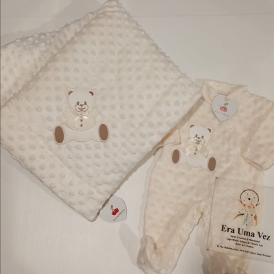 Manta e babygrow de bebé